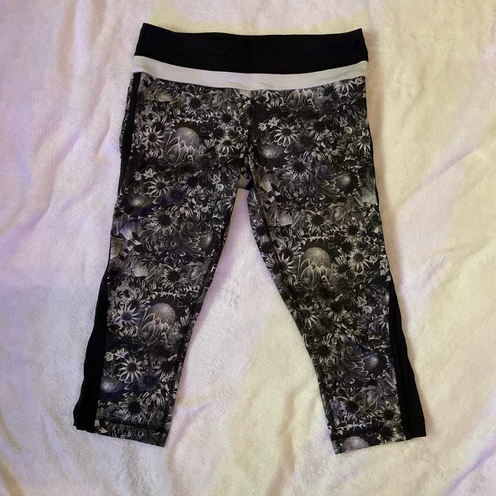 Lululemon Black/White Sunflower Print Capri Athletic Leggings Women’s Sz 8